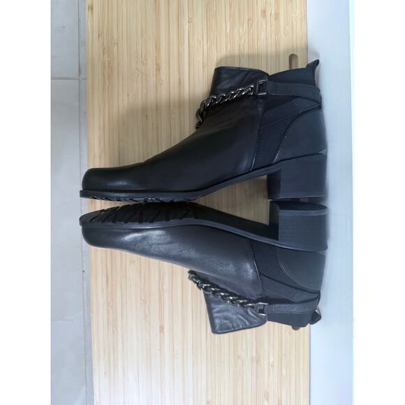 STUART WEITZMAN OnTheStreet supple black leather chainlink pull on moto boots - Picture 5 of 12